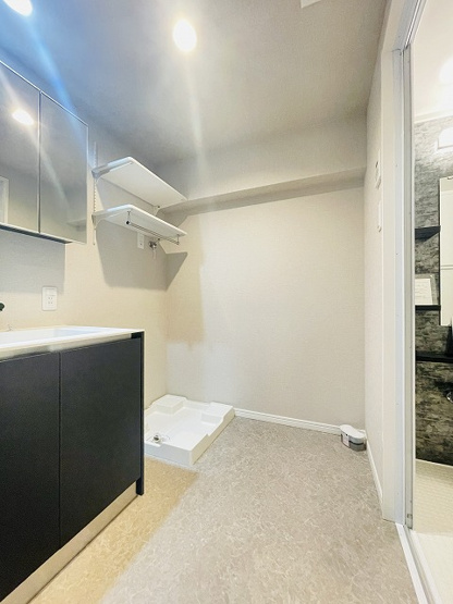 【脱衣所】 | ハイライフ大濠 | 洗濯機置き場の上部のスペースには洗剤等を置ける棚が設置されています