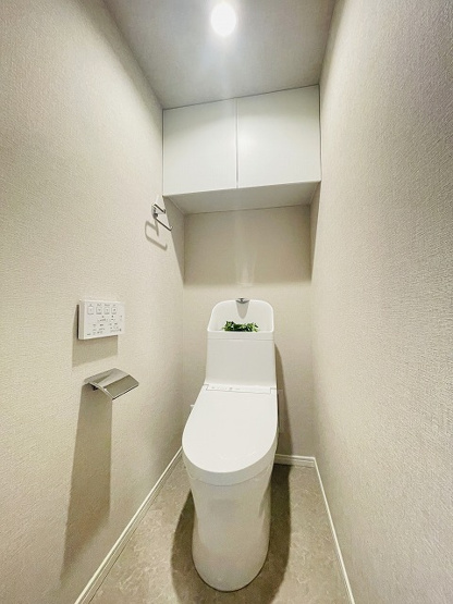 【トイレ】 | ハイライフ大濠 | 冬は便座も温水も温かく快適なシャワー付トイレ。上部には収納を設置◎