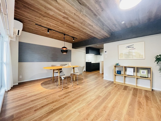 【居間・リビング】 | ハイライフ大濠 | リビングの壁には有孔ボードを設置しており、好みにカスタマイズ出来ます。エアコン付きで快適に過ごしていただけます