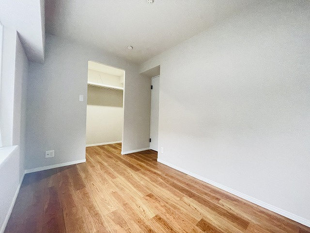 【洋室】 | ハイライフ大濠 | 玄関側の洋室。エアコン付きで入居してすぐから快適に過ごしていただけます