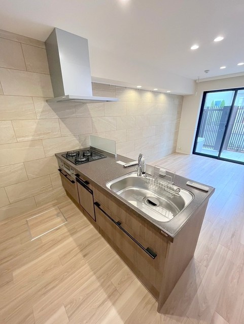 ハレルアナ久が原のキッチン|食洗器付き★ガス3口グリル付きシステムキッチン★