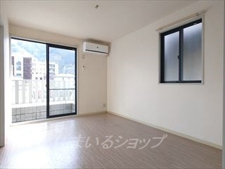 広島市安佐北区亀山南２丁目のアパートの居間・リビング|エアコン付き