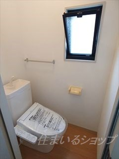 広島市安佐北区亀山南２丁目のアパートのトイレ|新品シャワートイレ・棚・窓あり