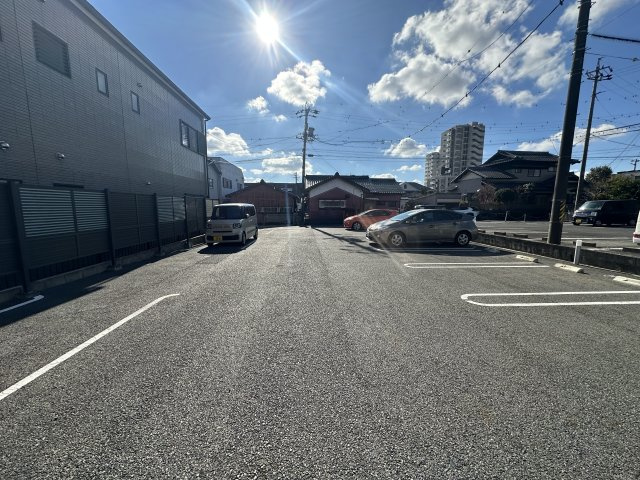 ファミール カルミアの駐車場