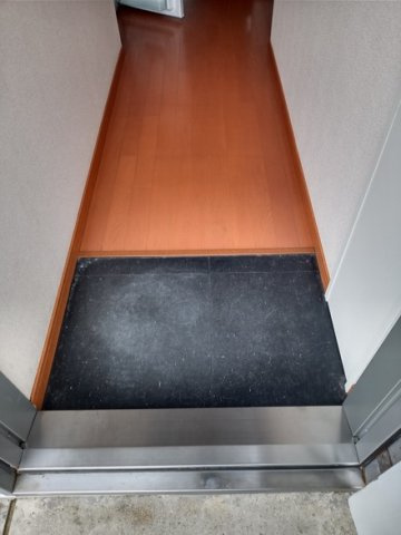 レオパレス日之出の玄関