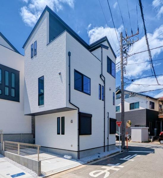 横浜市神奈川区西寺尾４丁目の新築一戸建の前面道路含む現地写真|広々とした前面道路！
駐車も楽に行えます。