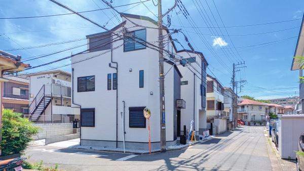 横浜市神奈川区西寺尾４丁目の新築一戸建の外観|周辺は落ち着いた街並み。
是非一度、現地へお越しください。
