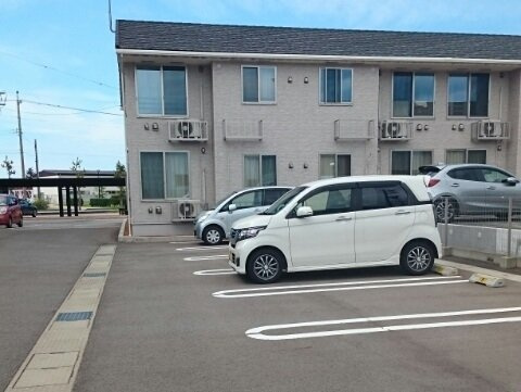 シェーン・プラッツの駐車場|駐車場があるので、車を買う予定の方も安心です