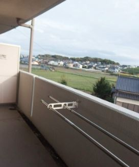 マリモⅡＢＬＤ（ビルディング）【キャッシュバック】のバルコニー|外からの目が気にならないバルコニーで洗濯物が干せます