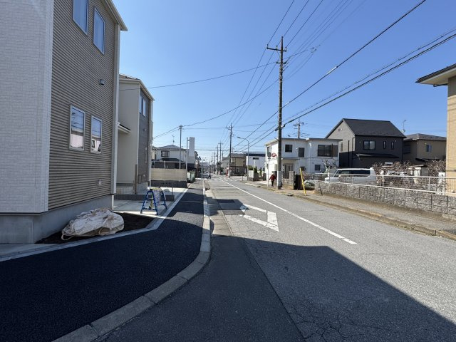 松戸市新松戸南１丁目新築戸建【馬橋北小学校：6分】の前面道路含む現地写真|西側前面道路・幅員約9ｍ
