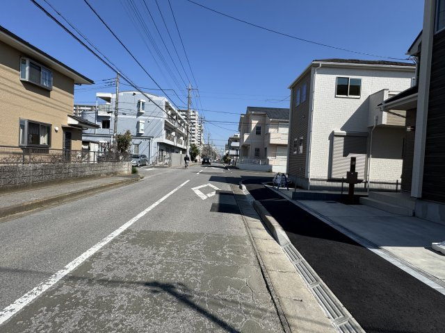 松戸市新松戸南１丁目新築戸建【馬橋北小学校：6分】の前面道路含む現地写真|西側前面道路・幅員約9ｍ