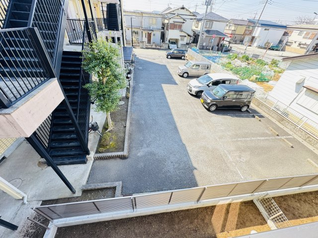 松戸市新松戸南１丁目新築戸建【馬橋北小学校：6分】の展望|バルコニーより南側眺望・南側隣地駐車場につき日当たり良好♪