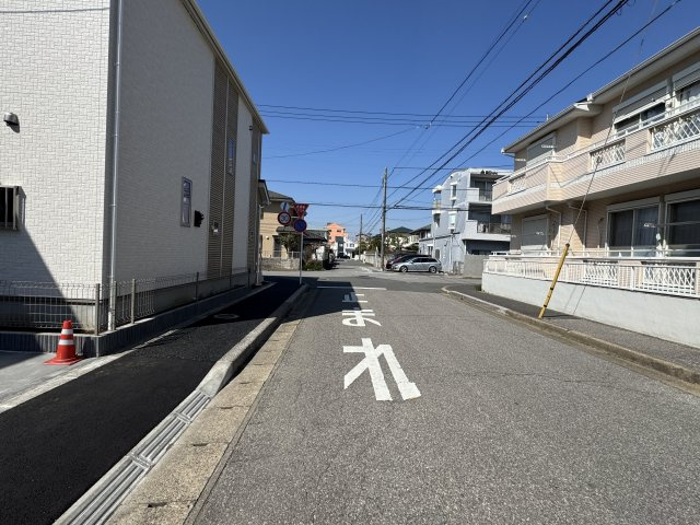 松戸市新松戸南１丁目新築戸建【馬橋北小学校：6分】の前面道路含む現地写真|北側前面道路・幅員約8.9ｍ