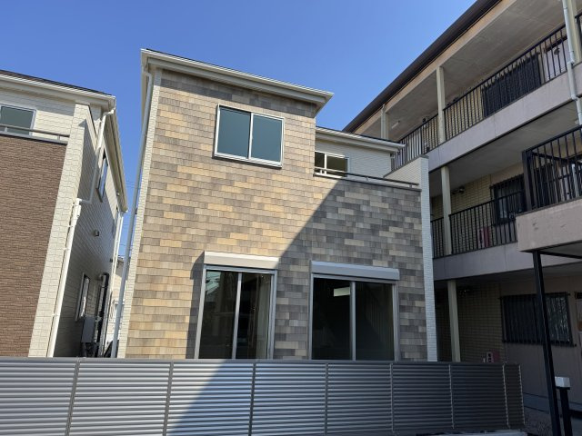 松戸市新松戸南１丁目新築戸建【馬橋北小学校：6分】の外観|D号棟南側外観・南側隣地駐車場につき日当たり良好♪