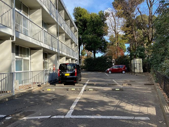 レオパレス峰の坂の駐車場