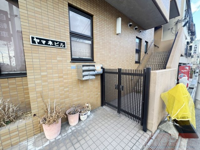 ヤマネビルのエントランス