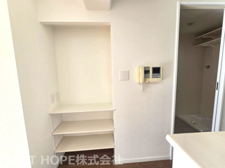 【居間・リビング】 | ラヴェニール宝塚中山台ドゥジェーム | リビング内には可動棚がございます♪小物などを収納するのにたいへん重宝しますね(^^)