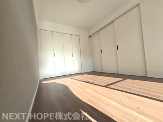 【洋室】 | ラヴェニール宝塚中山台ドゥジェーム | 洋室６帖です♪バルコニーに面した明るく開放的な室内です！！