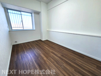【洋室】 | ラヴェニール宝塚中山台ドゥジェーム | 玄関横の洋室5帖です♪室内はリフォーム済み！いつでもご覧いただけます！お気軽にネクストホープ不動産販売までお問い合わせを！！