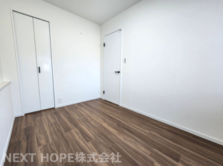 【洋室】 | ラヴェニール宝塚中山台ドゥジェーム | 玄関横の洋室5帖です♪室内はリフォーム済み！いつでもご覧いただけます！お気軽にネクストホープ不動産販売までお問い合わせを！！