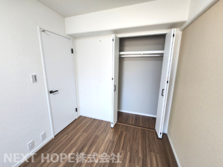 【収納】 | ラヴェニール宝塚中山台ドゥジェーム | 玄関横の洋室6帖のクローゼットです♪たくさんのお洋服・小物が収納できるので室内を有効に使用していただけます！！