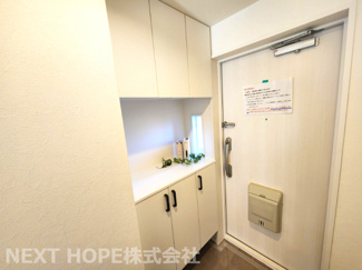 【玄関】 | ラヴェニール宝塚中山台ドゥジェーム | 玄関には大きなシューズBOXが設けられております♪ご家族のたくさんの靴もスッキリ収納できますね(^^)