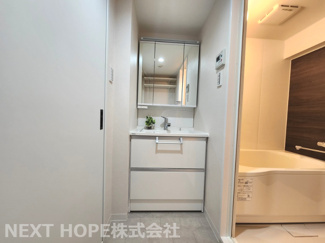 【独立洗面台】 | ラヴェニール宝塚中山台ドゥジェーム | 新品の洗面化粧台です♪シャワー水栓で使い勝手も良いです！！鏡は三面鏡になっております！！