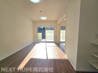 【居間・リビング】 | ラヴェニール宝塚中山台ドゥジェーム | バルコニーに面した明るく開放的なリビングです♪ぜひ現地でご確認ください！お気軽にネクストホープ不動産販売までお問い合わせを！！