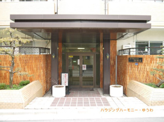 【エントランス】 | タイル張りのおしゃれなエントランス。