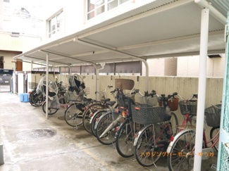 【その他共用部分】 | 敷地内に、便利な屋根付き駐輪場有り。