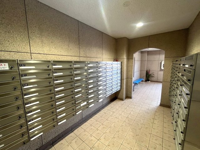 ■８階建て５階の南東角住戸■全居室収納付き３ＬＤＫ■バルコニーより花火大会望む■伏見日光ハイツ２号棟のその他共用部分|集合ポスト