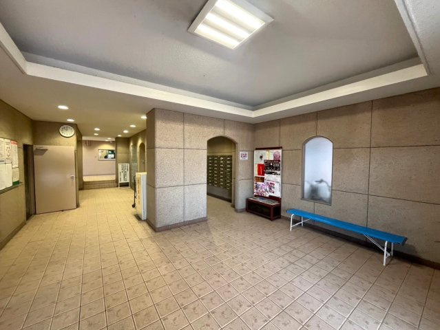 ■８階建て５階の南東角住戸■全居室収納付き３ＬＤＫ■バルコニーより花火大会望む■伏見日光ハイツ２号棟のエントランス|エントランス