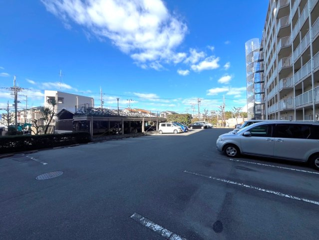 ■８階建て５階の南東角住戸■全居室収納付き３ＬＤＫ■バルコニーより花火大会望む■伏見日光ハイツ２号棟の駐車場|駐車場