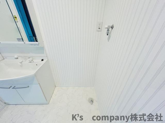 茅ヶ崎市南湖4丁目　新築戸建の脱衣所|洗面台の隣に洗濯機スペース◇