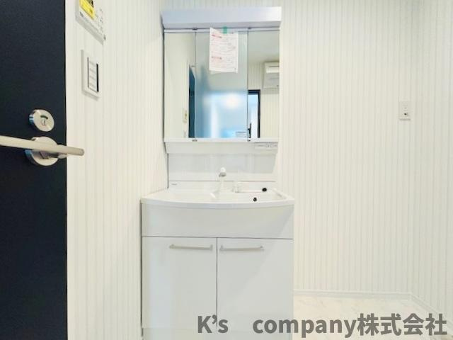 茅ヶ崎市南湖4丁目　新築戸建の独立洗面台|三面鏡の内側には小物収納が充実しています◇