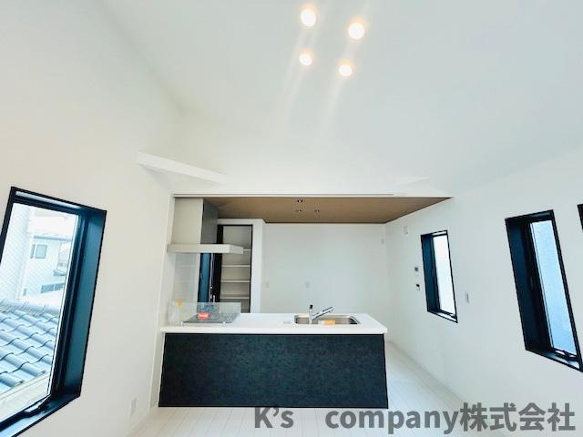 茅ヶ崎市南湖4丁目　新築戸建のキッチン|カウンターキッチン◇リビングの上部は勾配天井で開放感があります♪