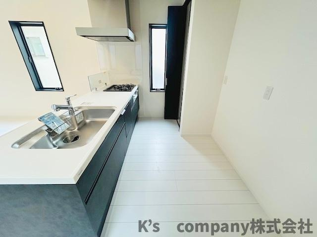 茅ヶ崎市南湖4丁目　新築戸建のキッチン|キッチンの背面には食器棚を置くスペースがあります◇