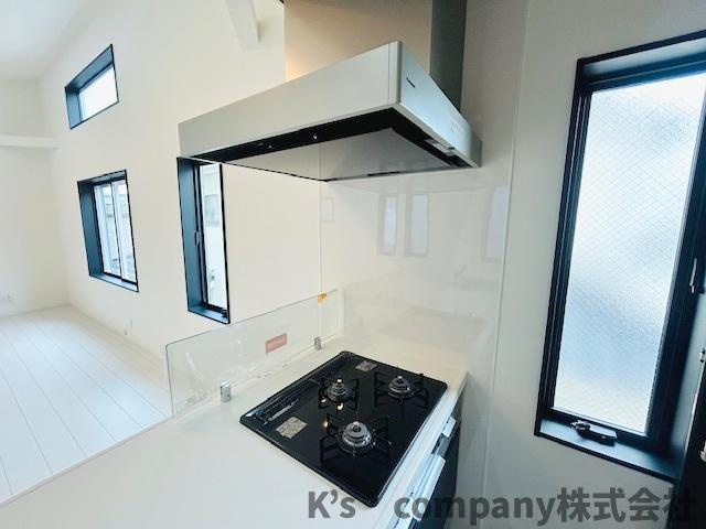 茅ヶ崎市南湖4丁目　新築戸建のキッチン|三口ガスコンロでお料理の幅が広がります◇