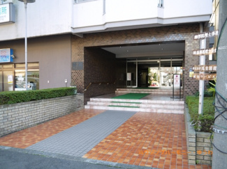 【エントランス】 | タイル張りのおしゃれなエントランス。