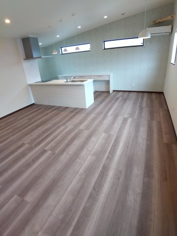 大久保袖ノ沢H棟の居間・リビング|勾配天井で爽やかなミントグリーンのクロスが目を引く20.25帖の2階LDK♪寒冷地エアコン付き