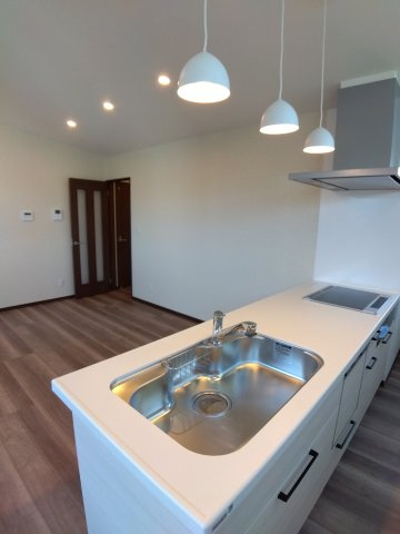 大久保袖ノ沢H棟のキッチン|対面キッチンでフルフラットなので、空間広見せ効果アリ！