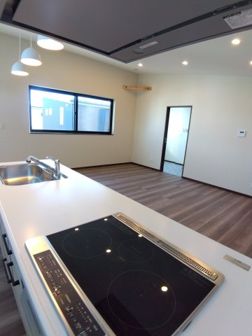 大久保袖ノ沢H棟のキッチン|IHコンロ。火を使わず安心なうえ、お掃除もラク！鍋を選ばないラジエントヒーターと水無し両面自動焼きグリル付き。