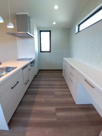 大久保袖ノ沢H棟のキッチン|広い空間の大きな引き出しを備え、スペース十分でお料理がはかどります♪