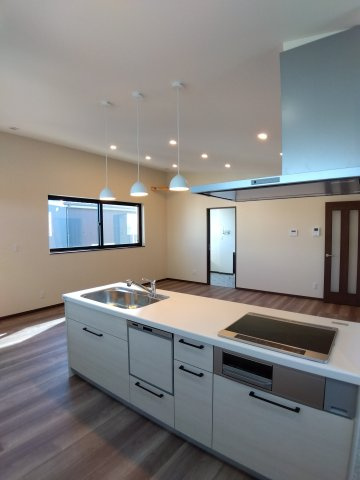 大久保袖ノ沢H棟のキッチン|ワイドなシステムキッチンは、インテリア性の高い人工大理石製。食器洗い乾燥機付きで家事の軽減だけでなく手洗いに比べ使用水量が約1/7と経済的♪