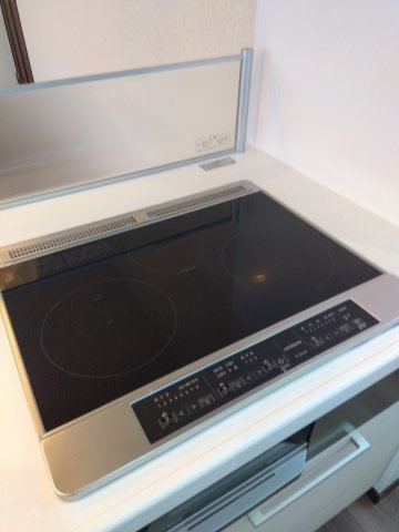 大久保袖ノ沢H棟のキッチン|IHクッキングヒーターは火を使わないので、キッチンが暑くなりにくく安全性が高く手入れが簡単！鍋を選ばないラジエントヒーターと水無し両面自動焼きグリル付き。