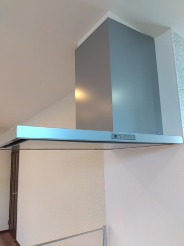 大久保袖ノ沢H棟のキッチン|【フラットレンジフード/スリム型】お手入れがしやすく薄くて見た目がスタイリッシュ。