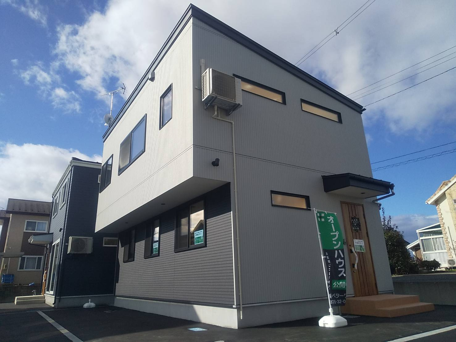※商談中※大久保袖ノ沢H棟の外観|スマートで落ち着いた印象のグレーの外壁。汚れが目立ちにくいのが特徴！