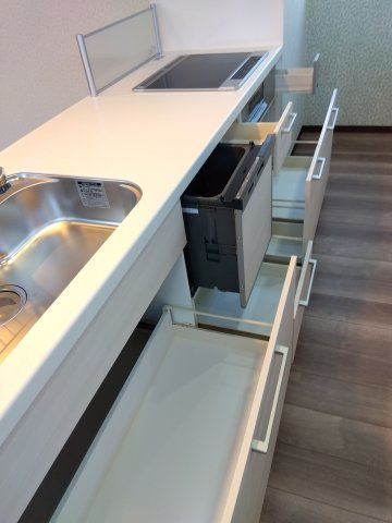 大久保袖ノ沢H棟の収納|広い空間の大きな引き出しを備えたシンク下収納。食器洗い乾燥機付きで水や光熱費の節約に！