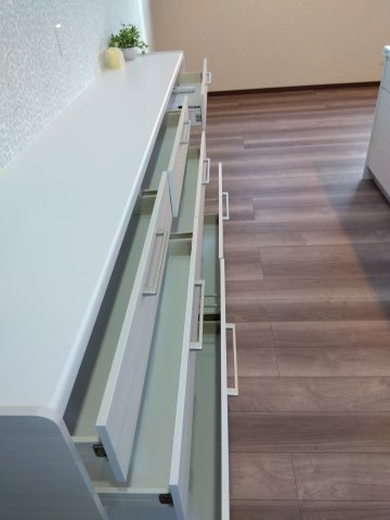 大久保袖ノ沢H棟のバルコニー|大容量カップボード、3箱ゴミボックス付き。