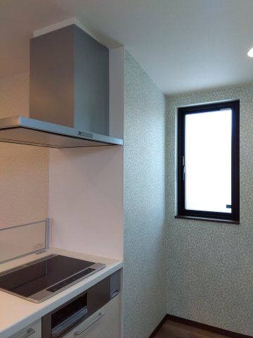 ※商談中※大久保袖ノ沢H棟のキッチン|日差しがたっぷり入る明るいキッチンは、調理をしていても風通しが良く気持ちがよいです＾＾